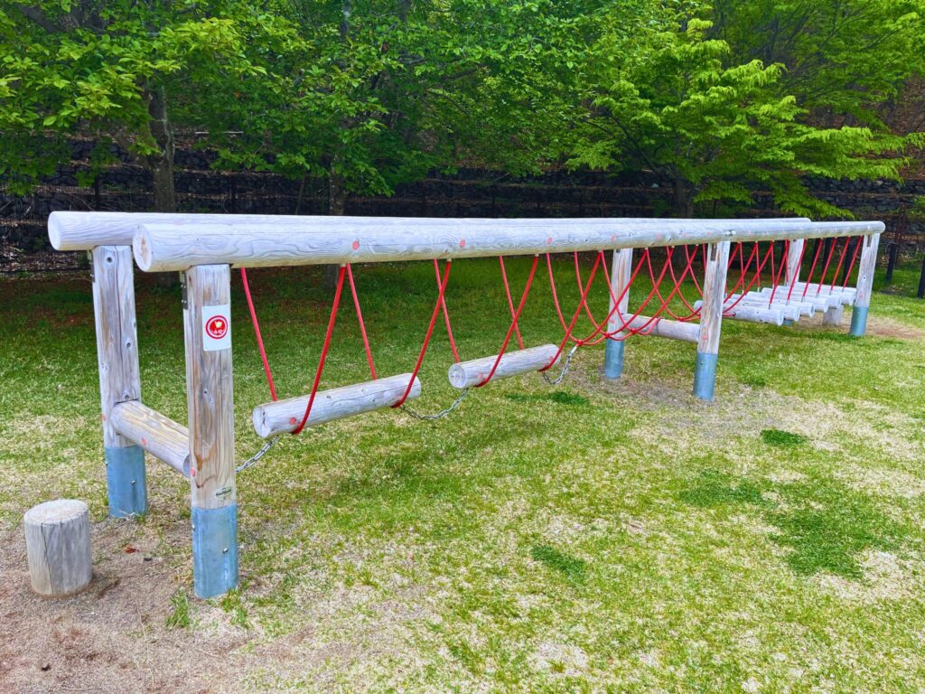 地附山公園の丸太のつり橋のアスレチック遊具