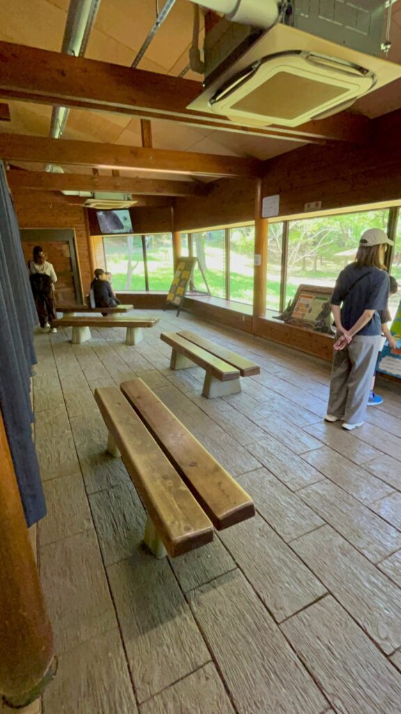埼玉県子ども動物自然公園のカンガルーウォーク内の観察小屋