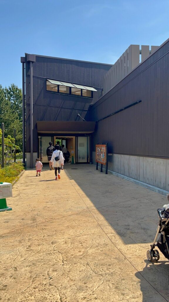 埼玉県子ども動物自然公園のキリンテラスの建物