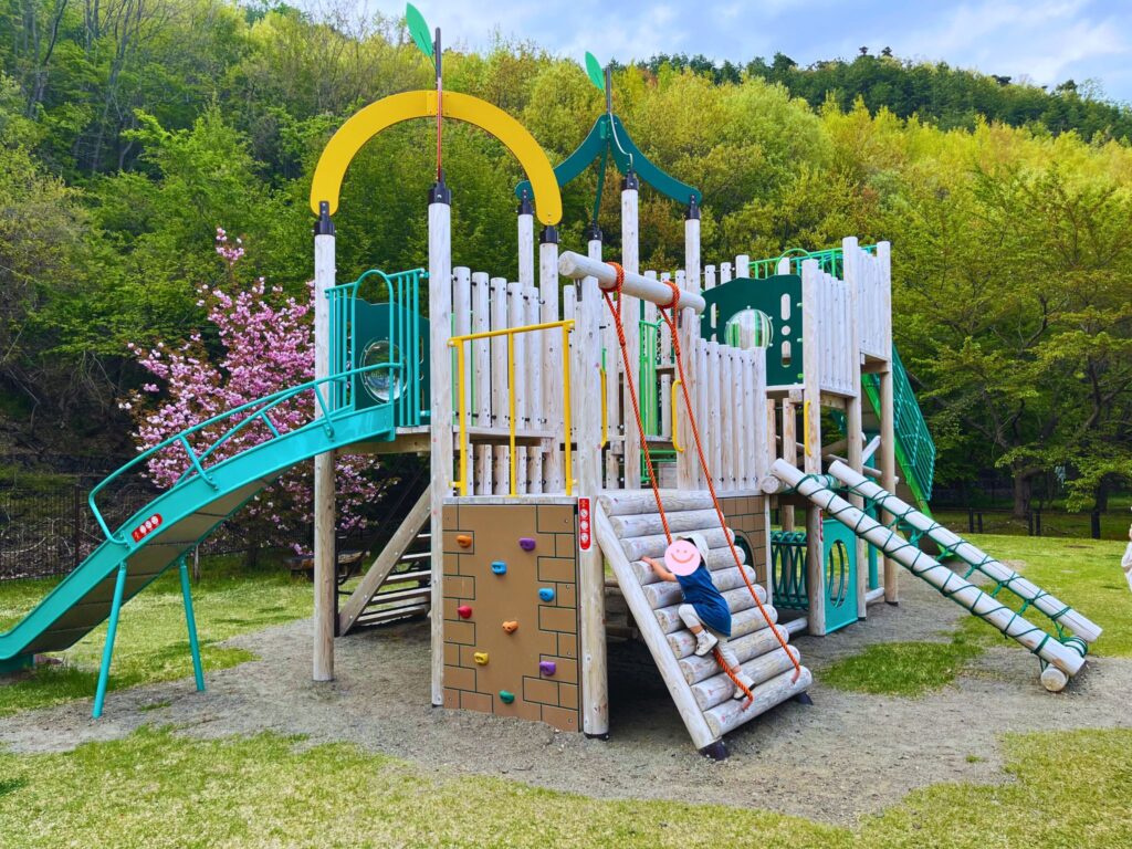 地附山公園の小学生向け大型複合遊具