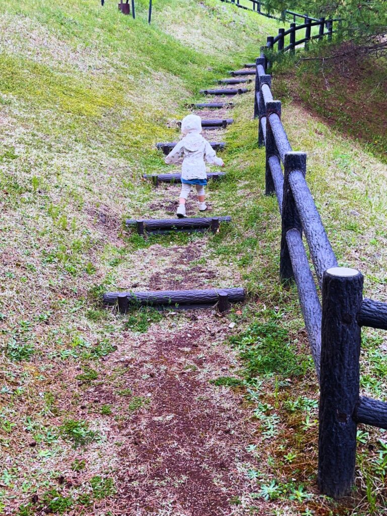 地附山公園のローラーすべり台へ続く階段