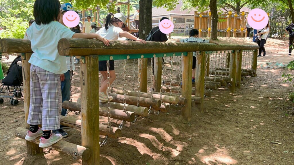 埼玉県子ども動物自然公園の冒険の森アスレチック「丸太わたり」