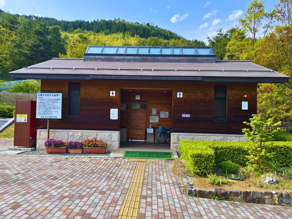地附山公園のエントランス広場横のトイレ