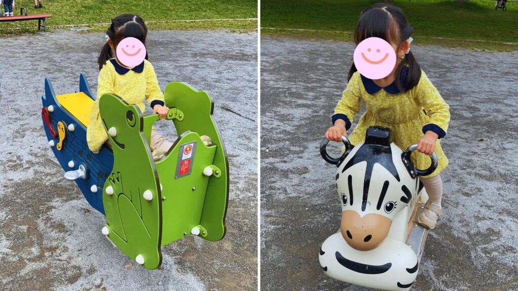 岩槻城址公園の動物のデザインのロッキング遊具で遊ぶ子供