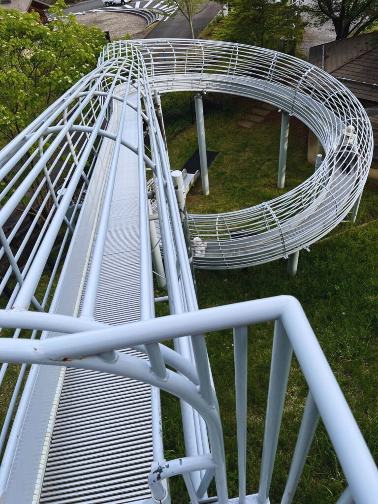 地附山公園のループ状のローラーすべり台