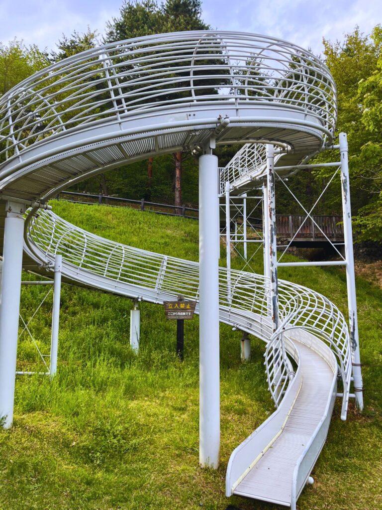 地附山公園のループ状のローラーすべり台