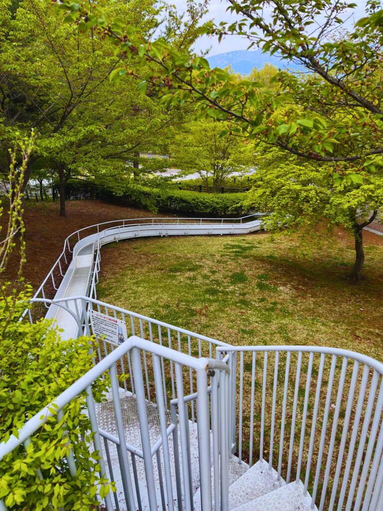 地附山公園のS字型のローラーすべり台
