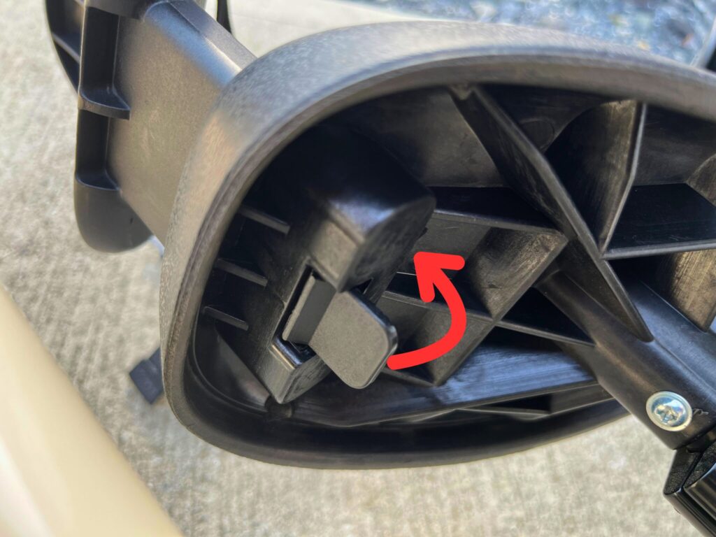 ヤトミののりかえ三輪車の背もたれを取り外すためのつまみ