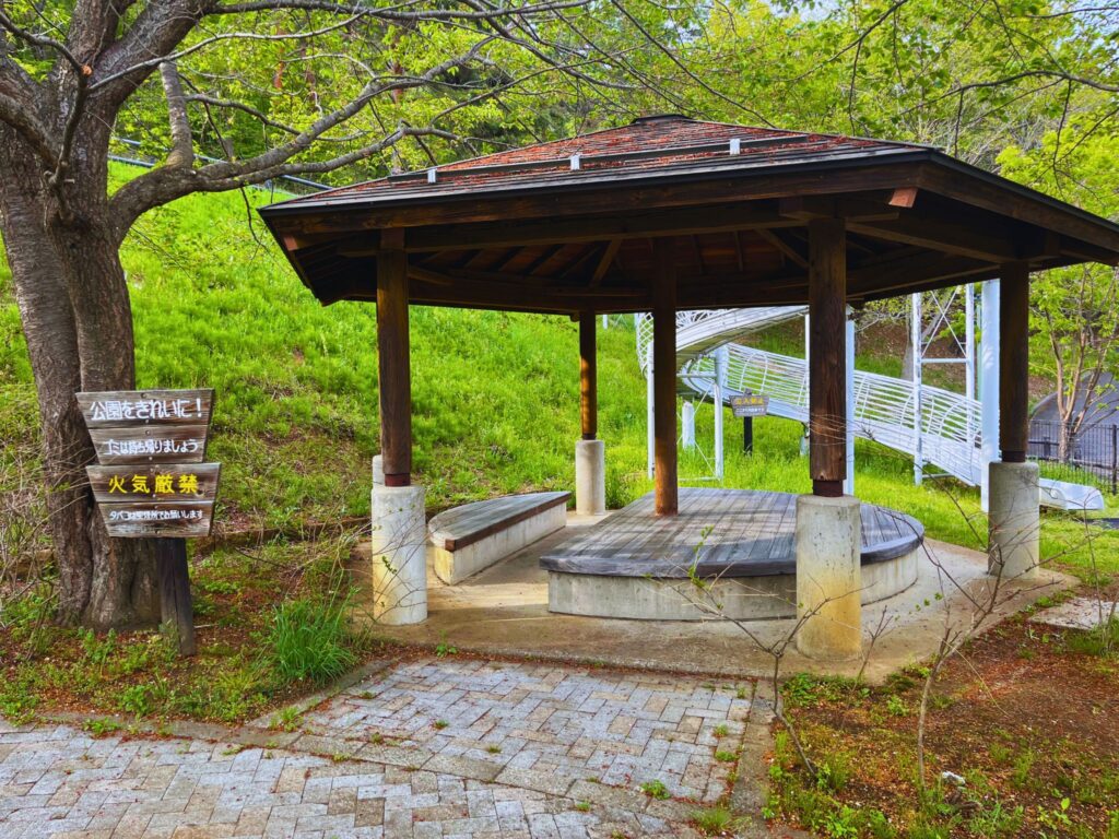 地附山公園のエントランス広場内の休憩所