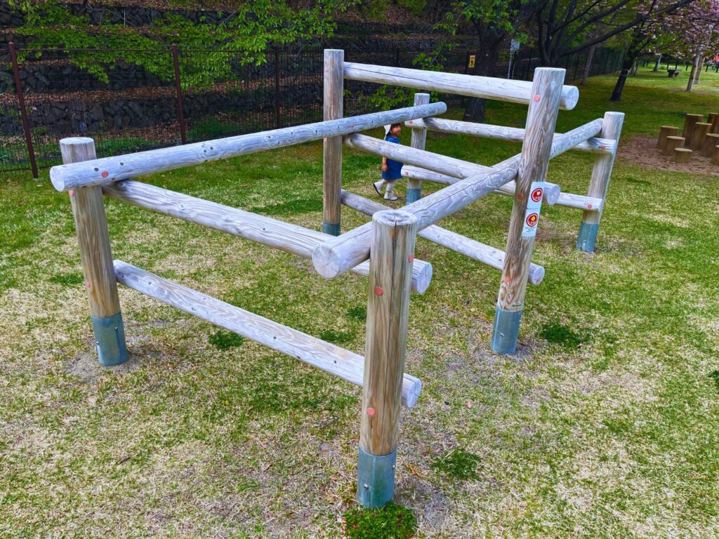 地附山公園の丸太のアスレチック遊具