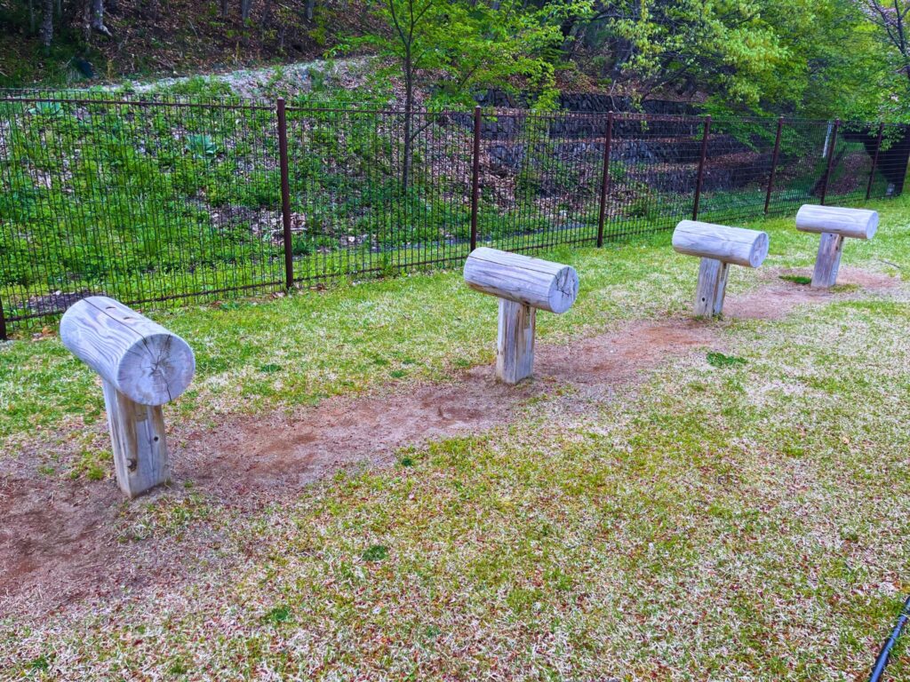 地附山公園の馬跳びのアスレチック遊具