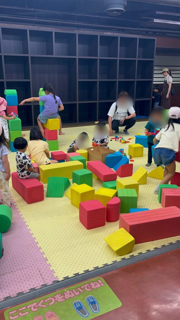 埼玉県子ども動物自然公園のこどもの城のブロックで遊ぶ子供たち