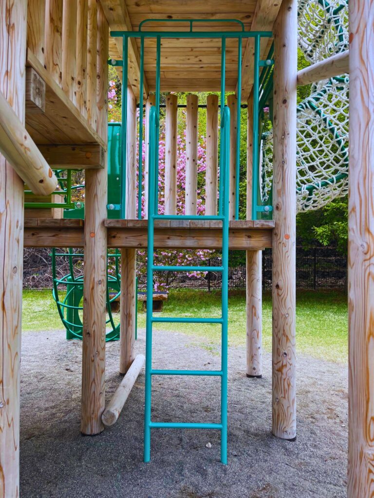 地附山公園の大型複合遊具-はしご遊具