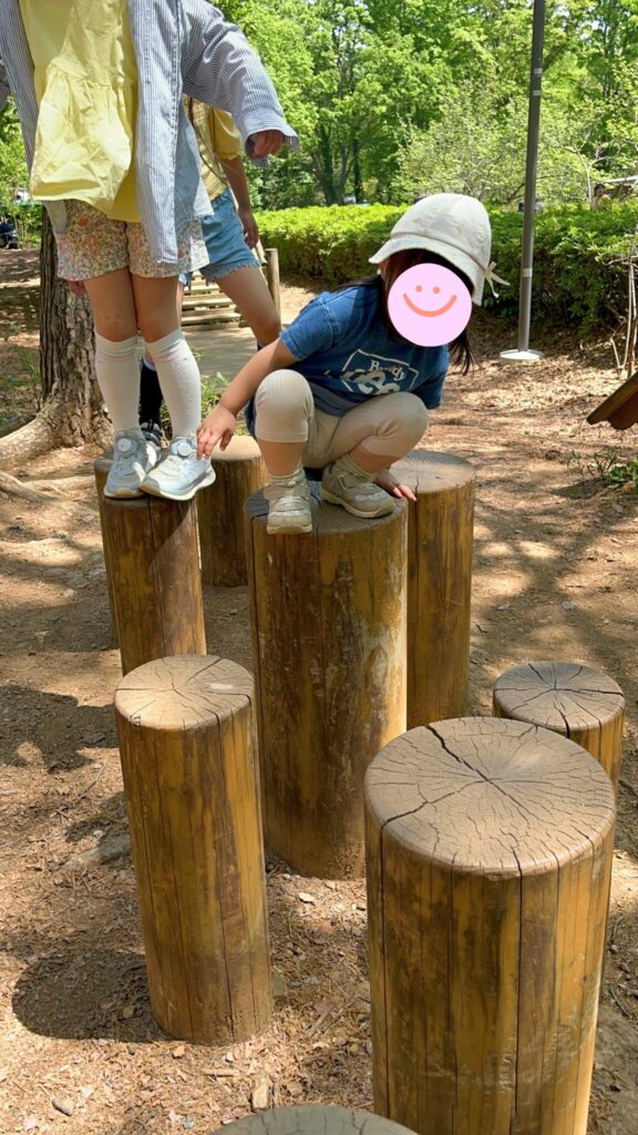 埼玉県子ども動物自然公園の冒険の森アスレチック「丸太ステップ」