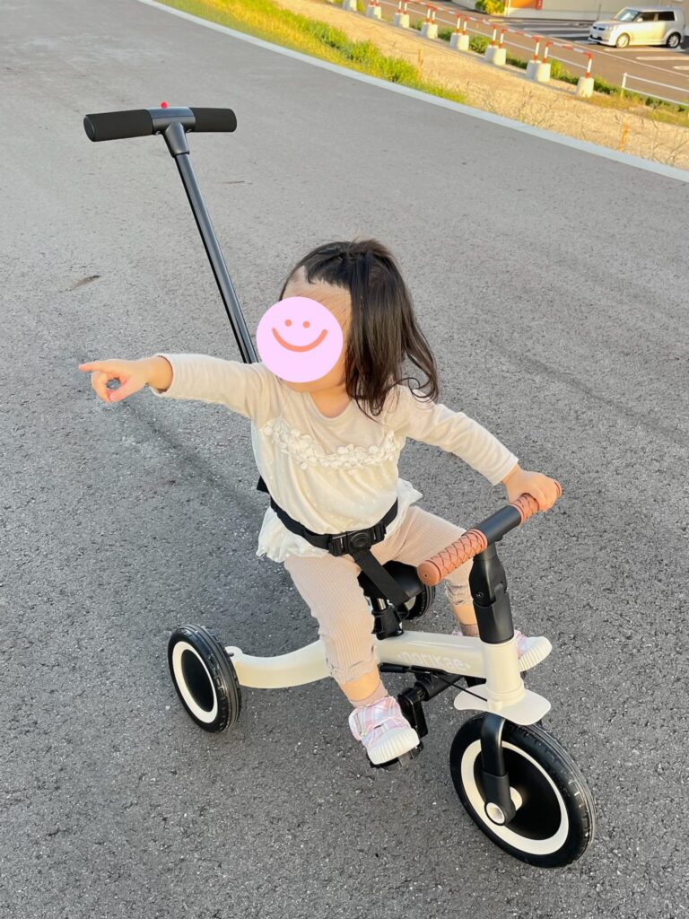 ヤトミののりかえ三輪車に乗っている子ども
