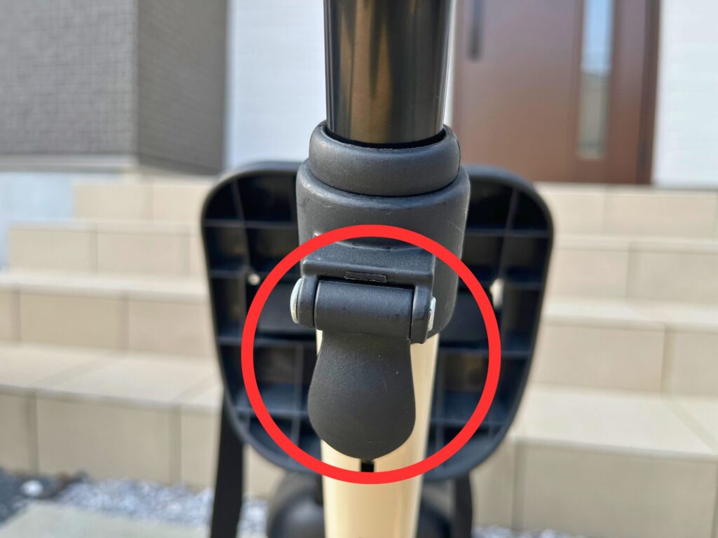 ヤトミののりかえ三輪車の押し棒をロックするためのつまみ
