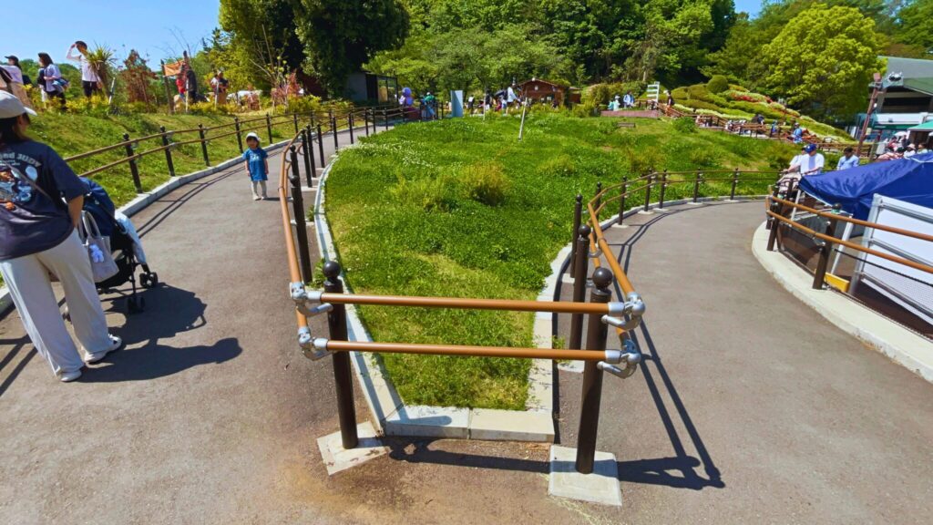 埼玉県子ども動物自然公園のエントランス脇のスロープ