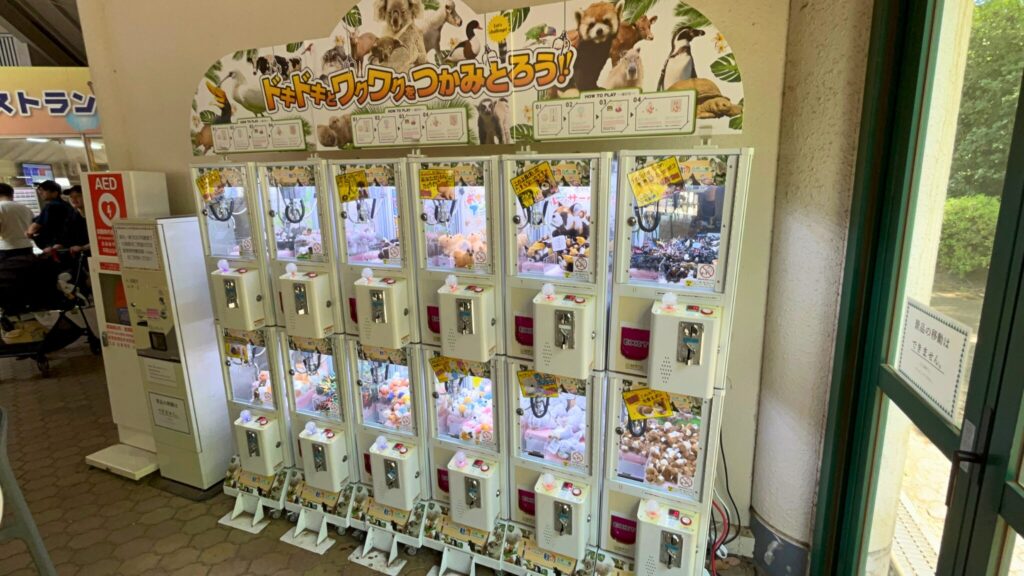 埼玉県子ども動物自然公園のレストランガゼボの休憩所内にあるゲームコーナー