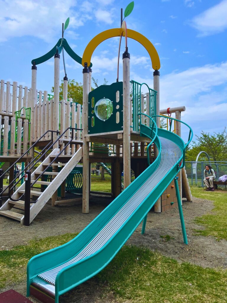 地附山公園の大型複合遊具-カーブしているすべり台