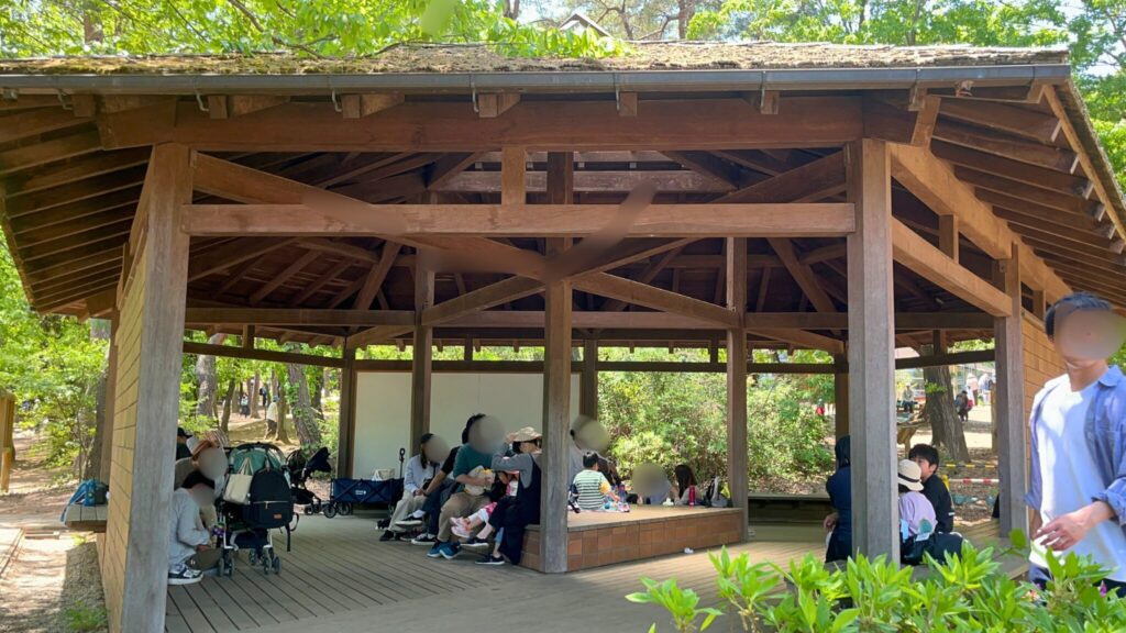 埼玉県子ども動物自然公園の冒険の森アスレチック内の休憩所