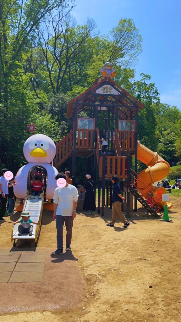 埼玉県子ども動物自然公園のピクニック広場の大型遊具「コバトンとりで」
