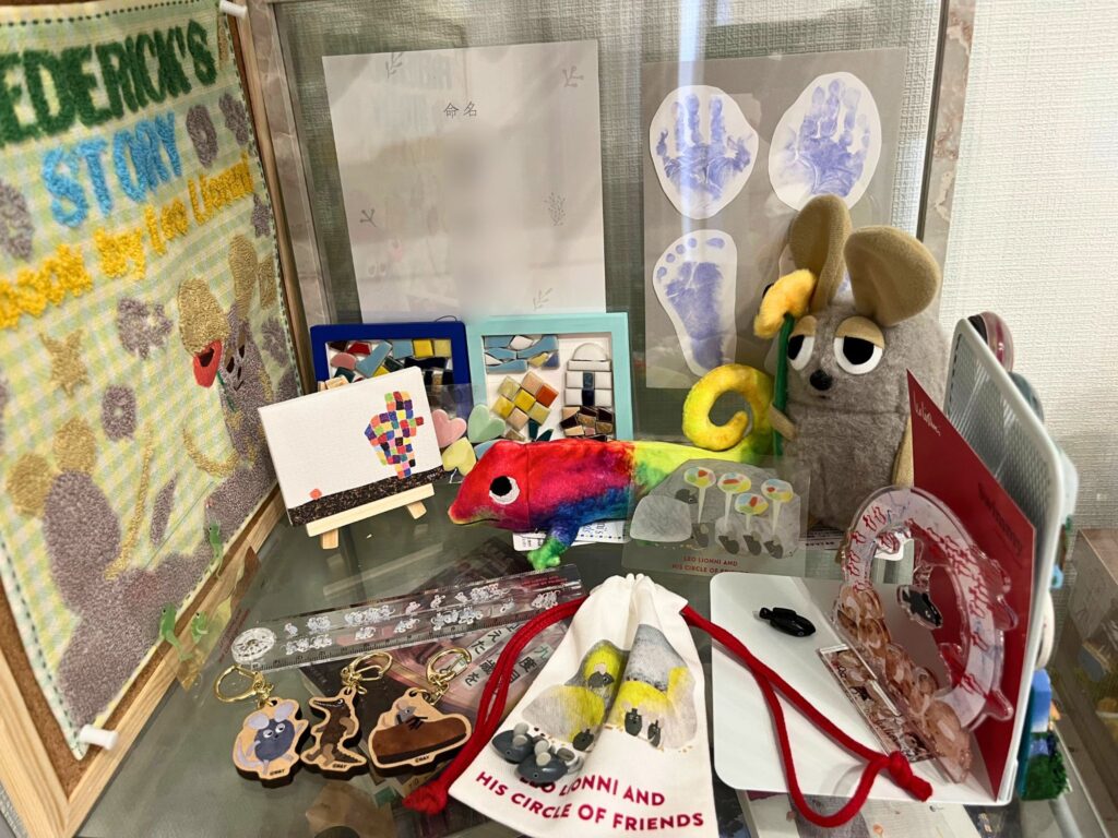 刈谷市美術館レオレオーニ展の会場限定グッズが飾られた棚