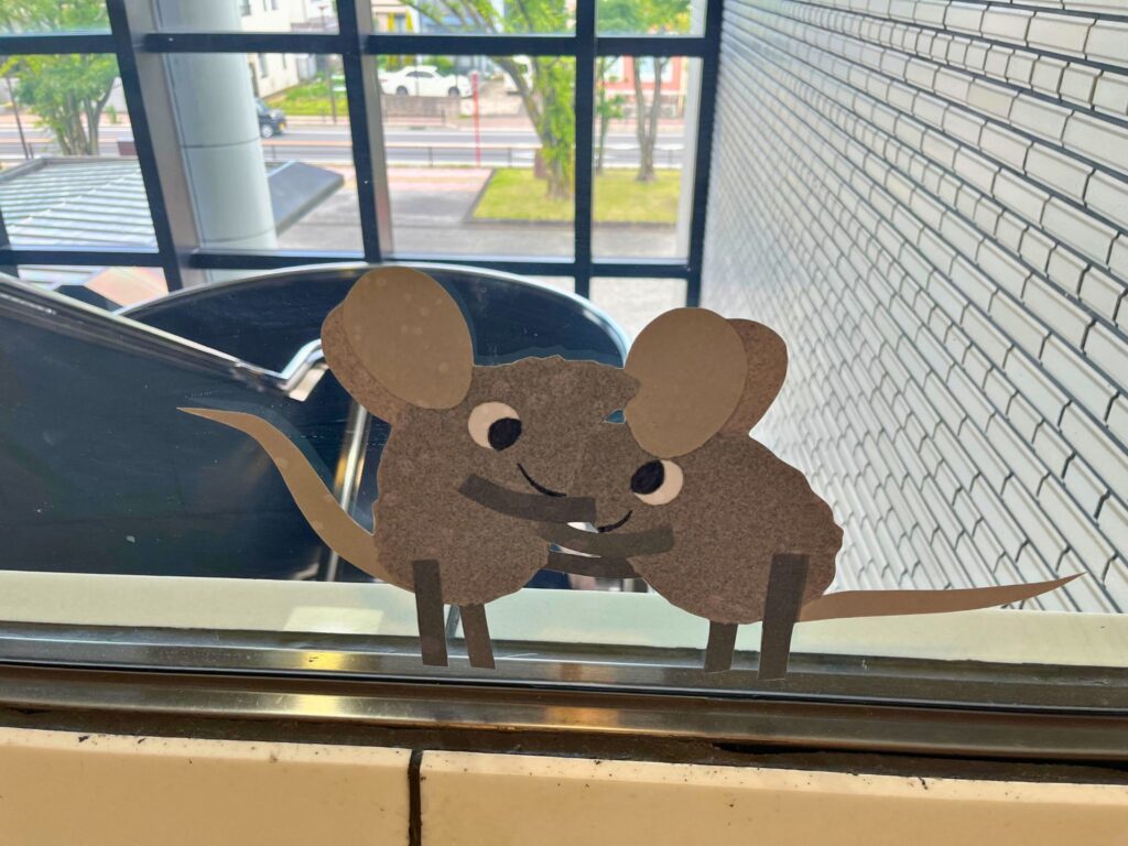 刈谷市美術館レオレオーニ展の2匹のねずみが抱き合っているイラスト