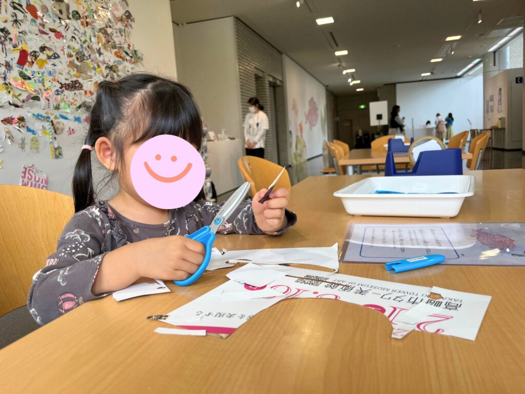 刈谷市美術館レオレオーニ展のフリーワークショップで紙を切る子ども