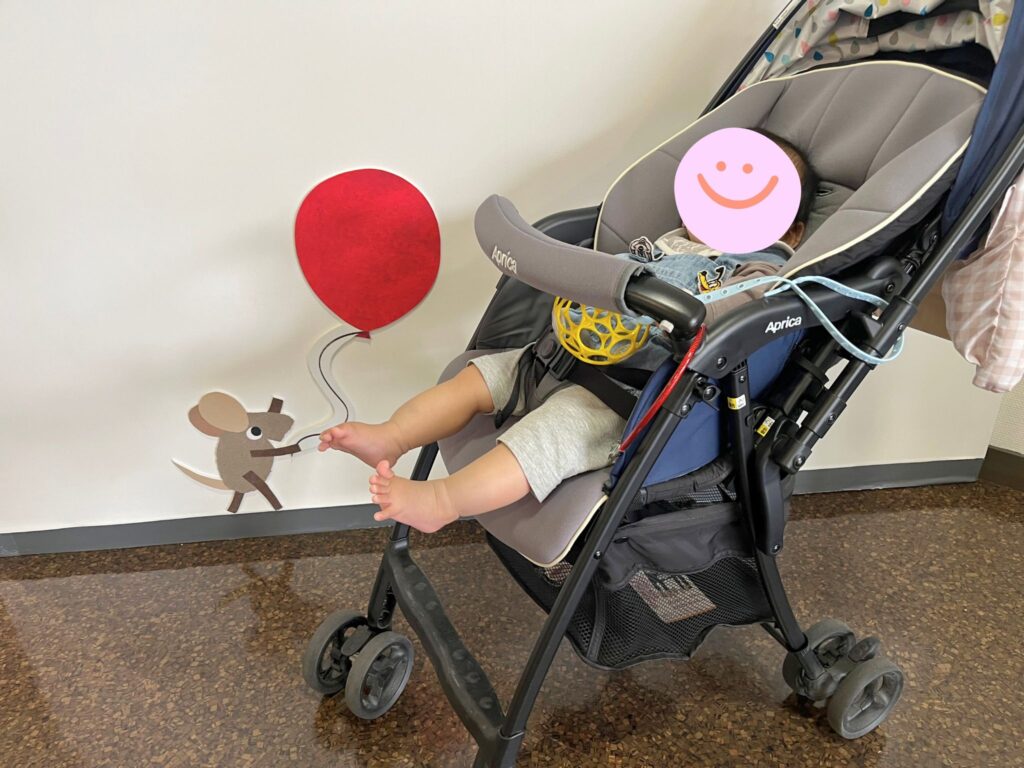 刈谷市美術館レオレオーニ展の赤い風船を持っているねずみの壁画パネルとベビーカーの赤ちゃん