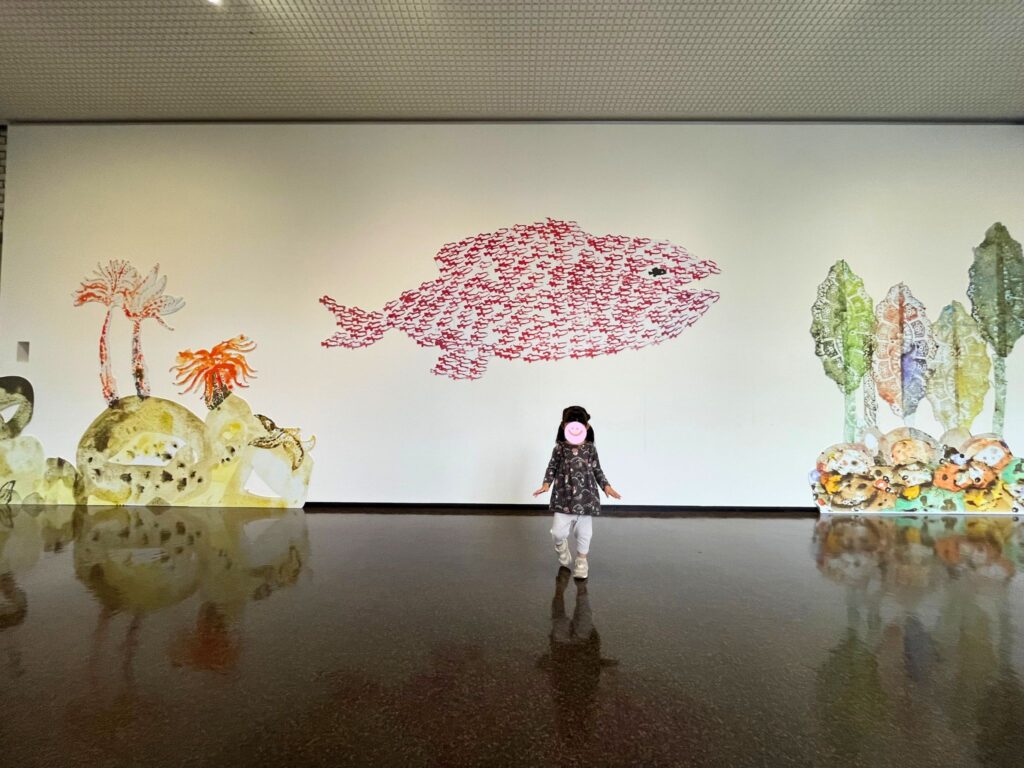 刈谷市美術館レオレオーニ展のスイミーの壁画