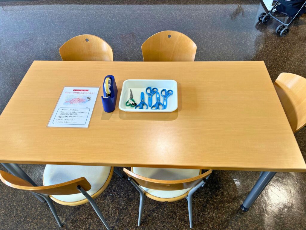 刈谷市美術館レオレオーニ展のフリーワークショップの製作デスク